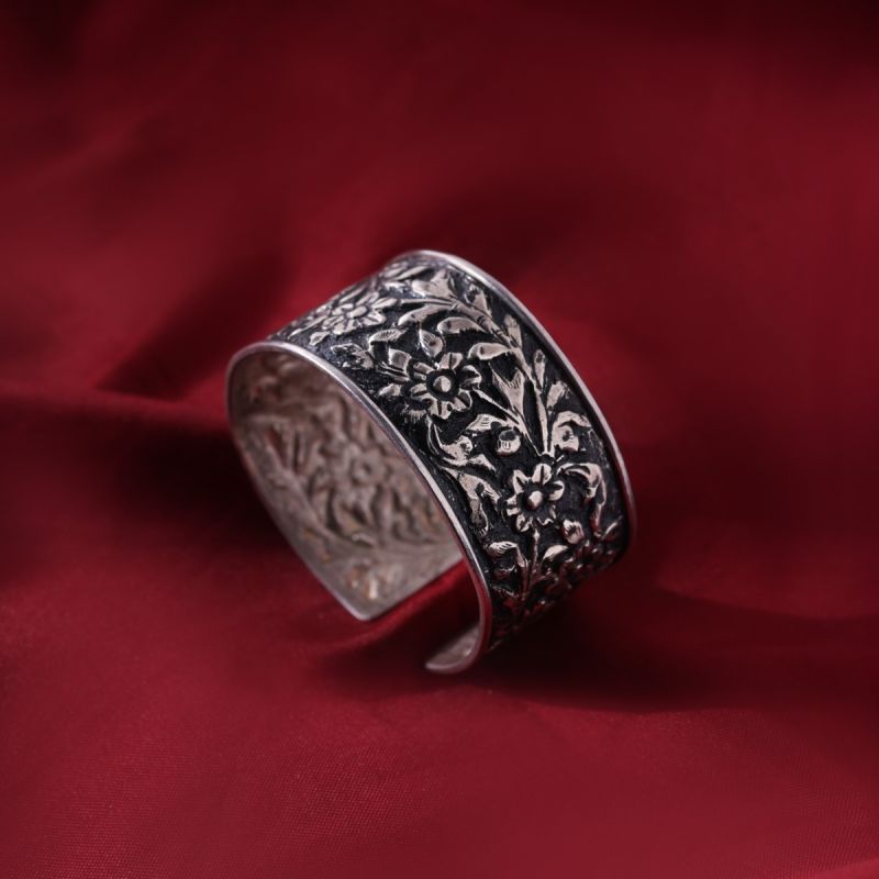 Appealing Bloom Silver Oxidized Bangle